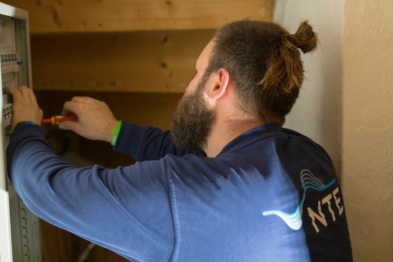 Elektrikker skrur inn i et sikringsskap