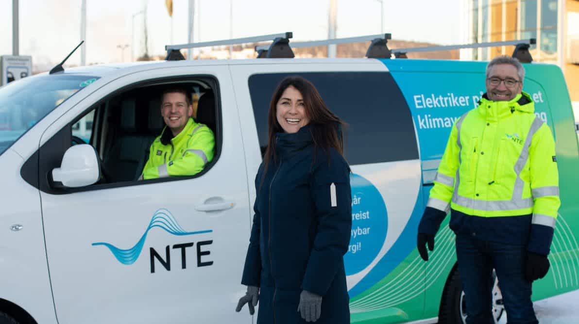 Tre NTE ansatte står forran ny elektrisk varebil med NTE-profil