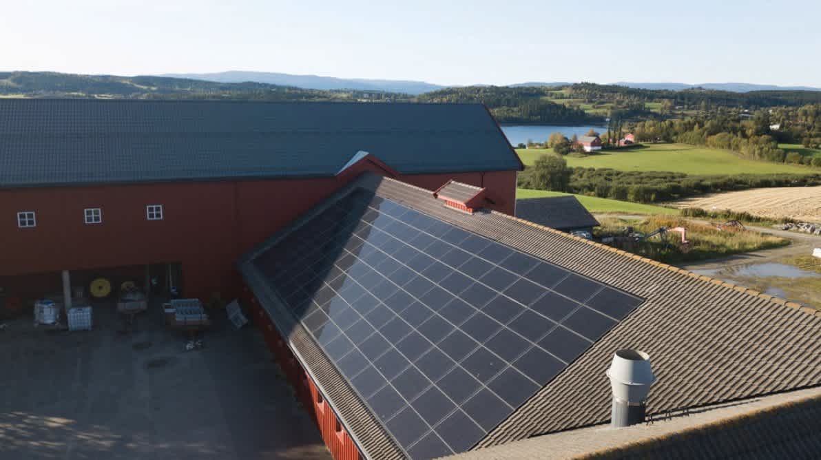 Bilde av Mære landbruksskole med solceller på taket