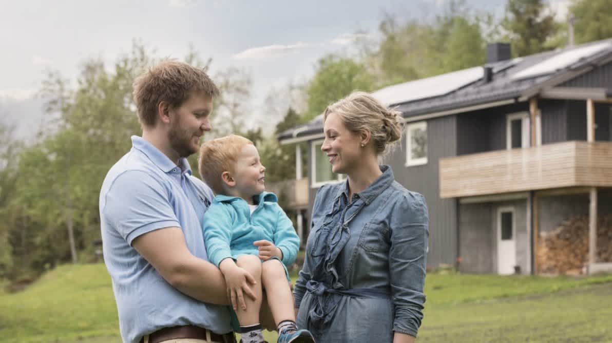 Familie med solceller på taket
