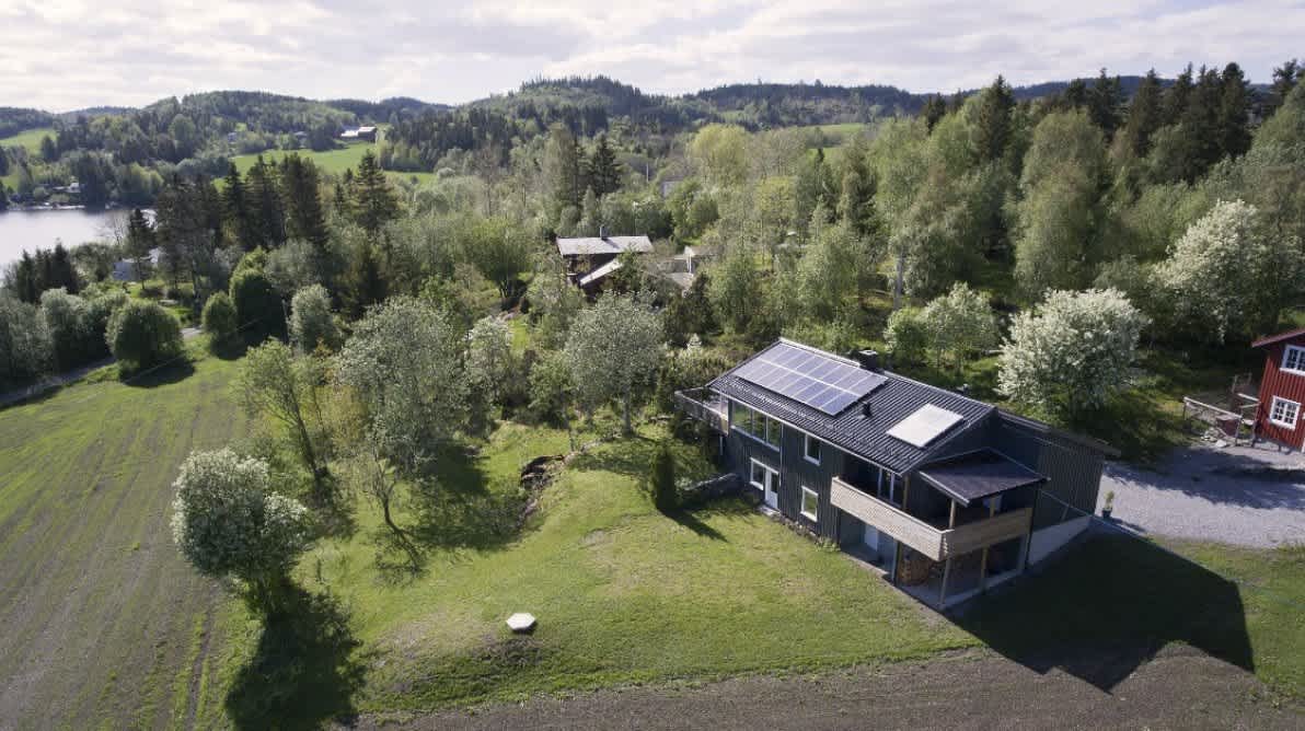 Hus med flere solceller på taket