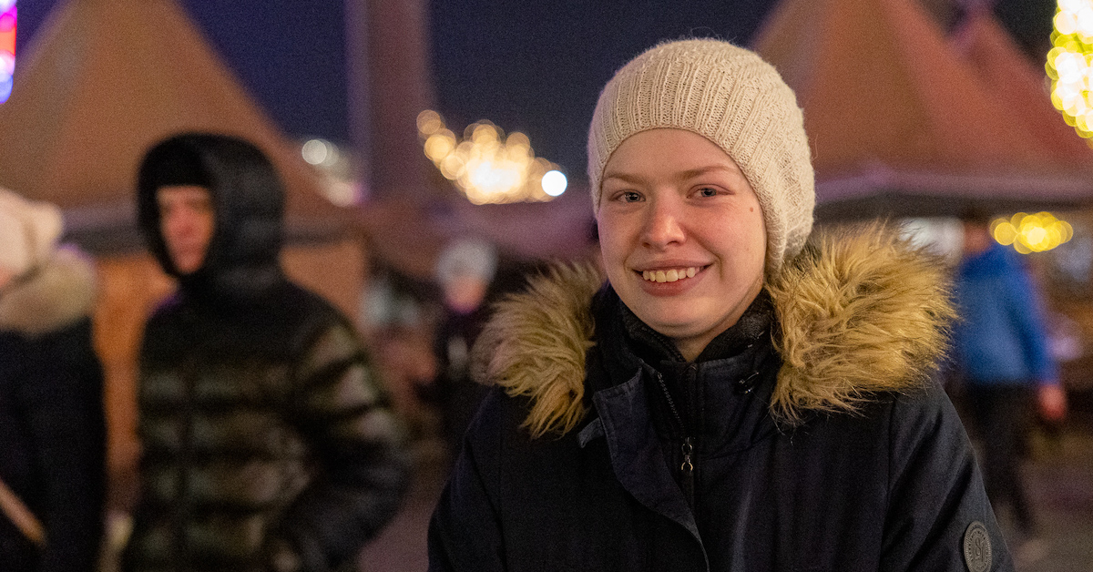 Smilende jente med lue