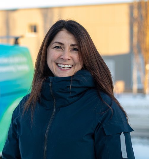 Smilende dame med langt hår