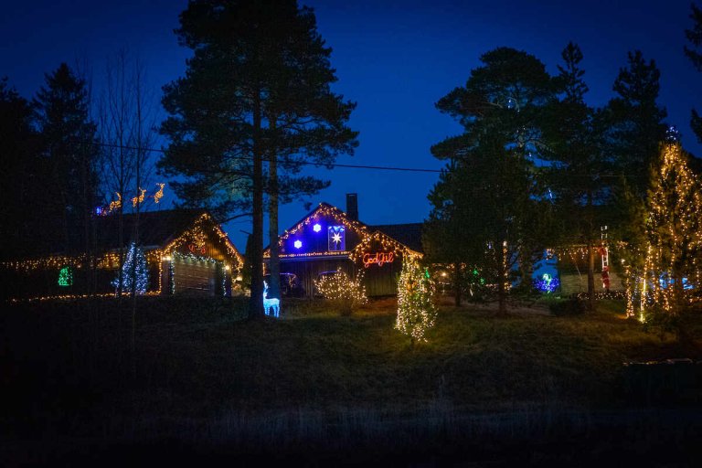 Hus med julepynt
