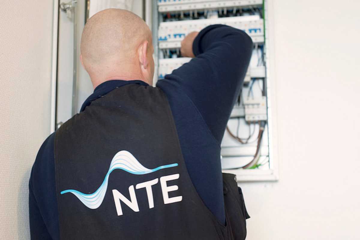NTE elektriker utfĂžrer arbeid i sikringsskap