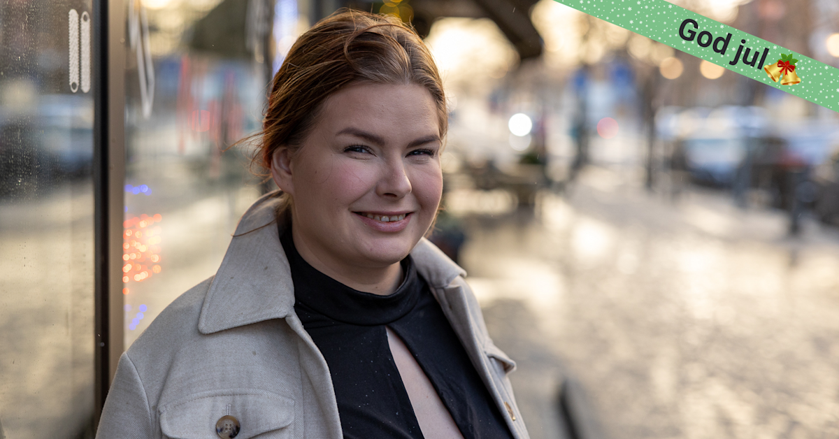 Smilende kvinne i gate