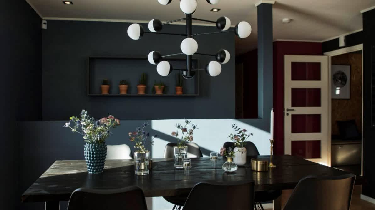 Spisebord med takbelysning
