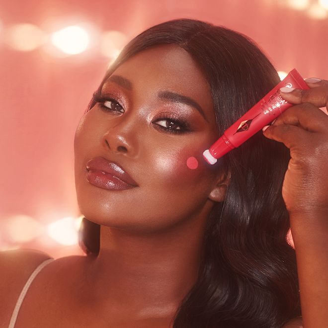 Matte Beauty Blush Wand Pillow Talk Model Matte Beauty Blush Wand Pillow Talk Model