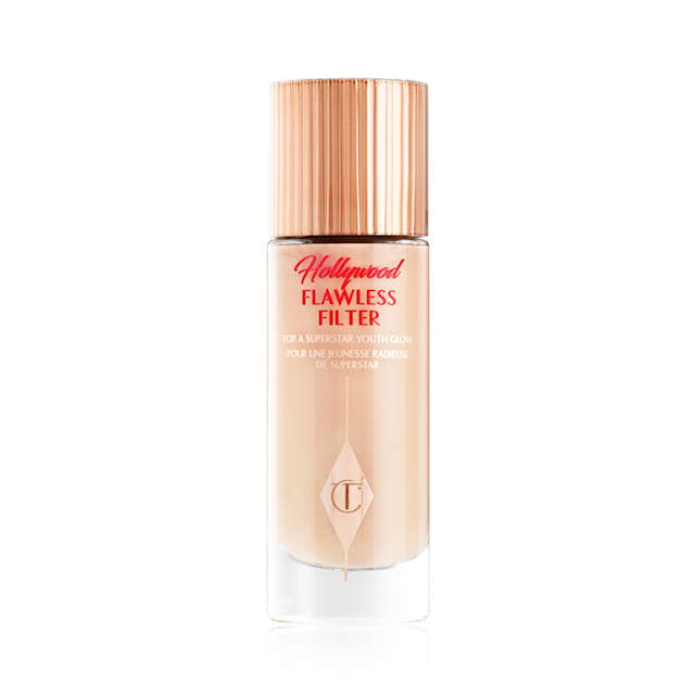 Immagine confezione Hollywood Flawless Filter per il blog Primo piano di un primer luminoso in una tonalità beige leggero nei toni freddi, in un flacone di vetro con coperchio dorato.