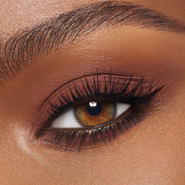 Brown eyeshadow for hazel eyes Model with hazel eyes wearing Super Neutral brown eyeshadow look