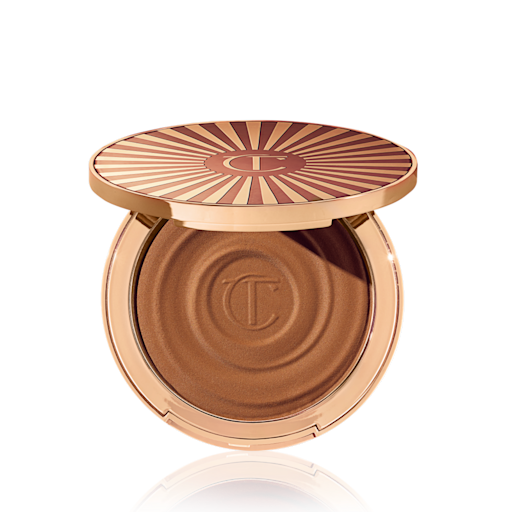 Beautiful Skin Sun-Kissed Glow Bronzer in Medium (medio) aperto Bronzer in crema compatto aperto in una tonalità marrone medio con confezione di colore oro.