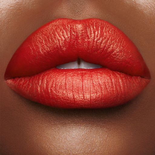 Fame Flame: Chiliroter, matter Lippenstift bei Model mit dunklem Hautton