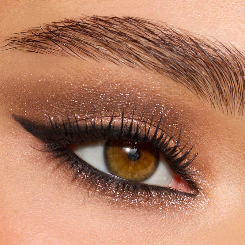 Natural eyeshadow for hazel eyes Model with hazel eyes wearing Super Neutral natural eyeshadow look