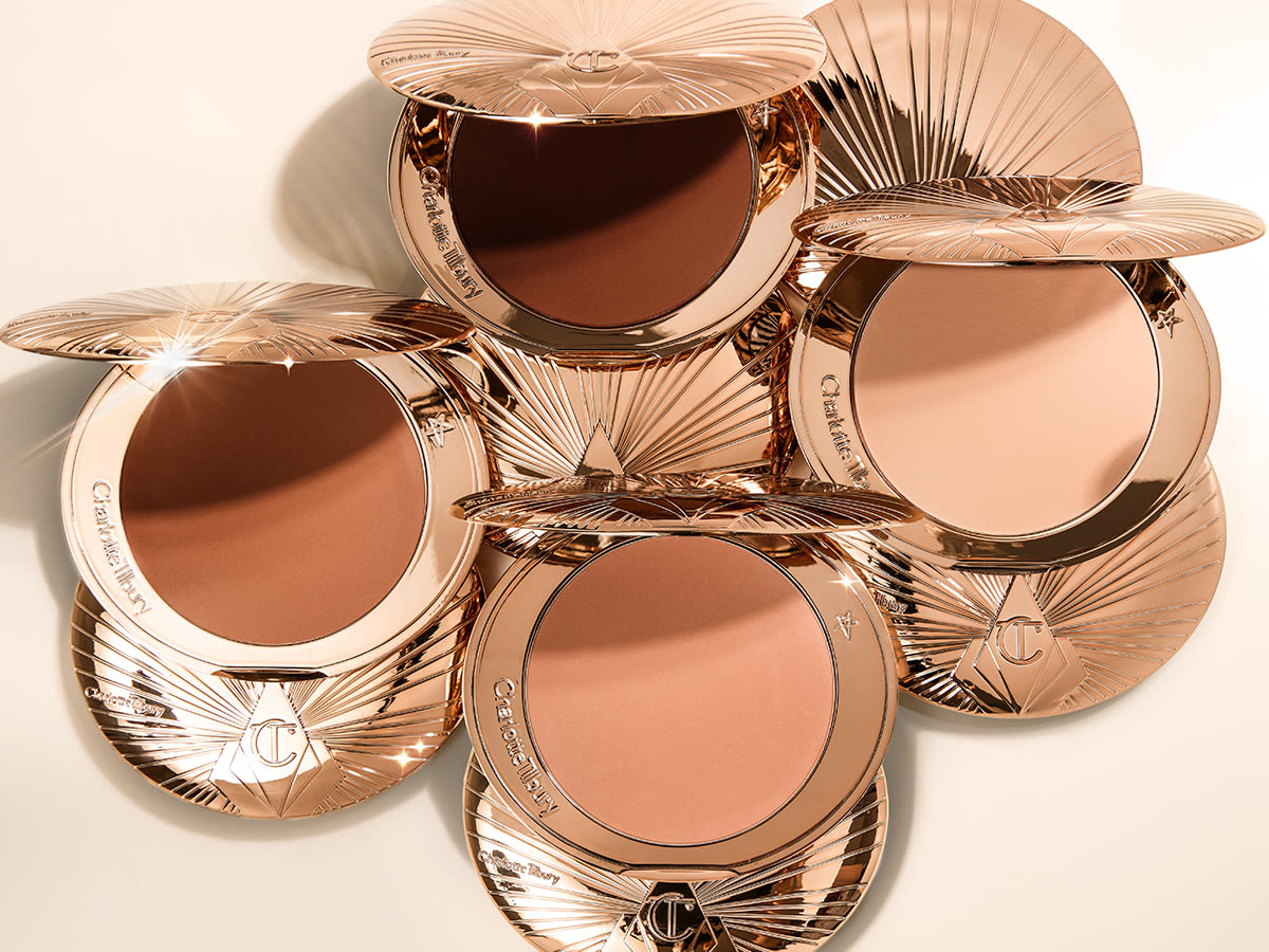 Airbrush Bronzer Kollektion – Banner Eine Reihe geschlossener Bronzerdosen mit drei offenen Bronzerdosen in hellen, mittleren und mitteldunklen Farbtönen.