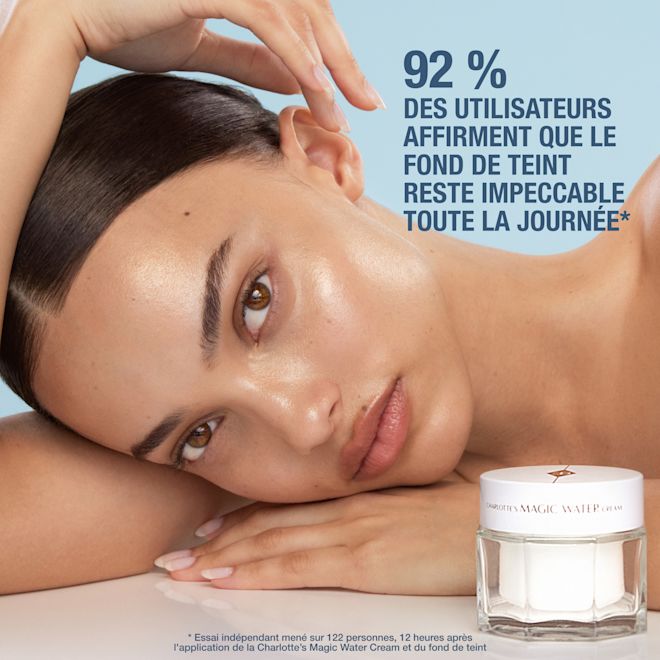 Mannequin à la peau moyenne tenant la Magic Water Cream Mannequin à la peau moyenne tenant la Magic Water Cream