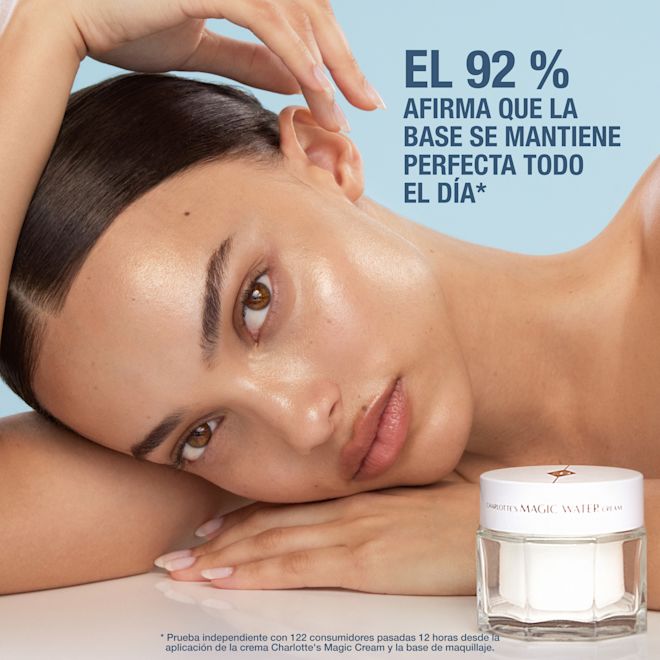 Modelo de tono de piel medio sujetando la Magic Water Cream Modelo de tono de piel medio sujetando la Magic Water Cream