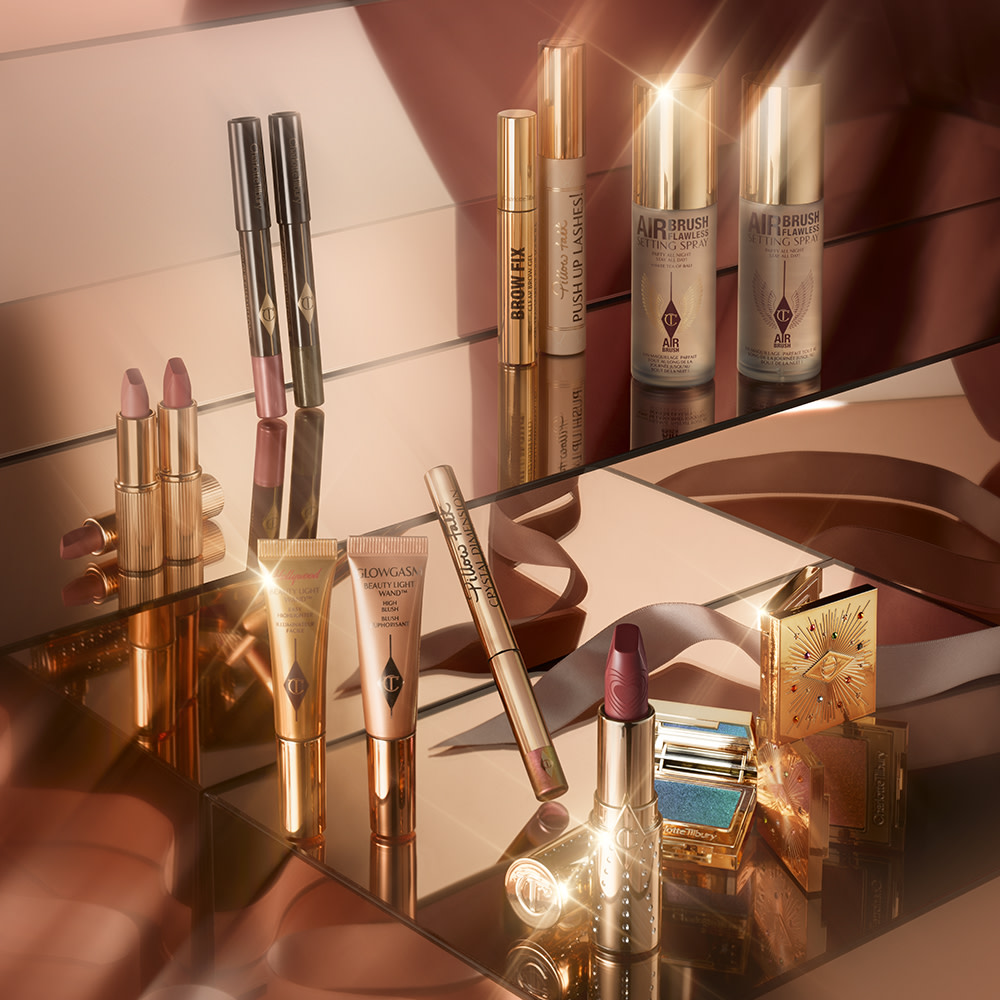 Les mini-cadeaux de maquillage de Charlotte Tilbury comprennent des baguettes lumineuses et un spray fixant Airbrush Flawless.