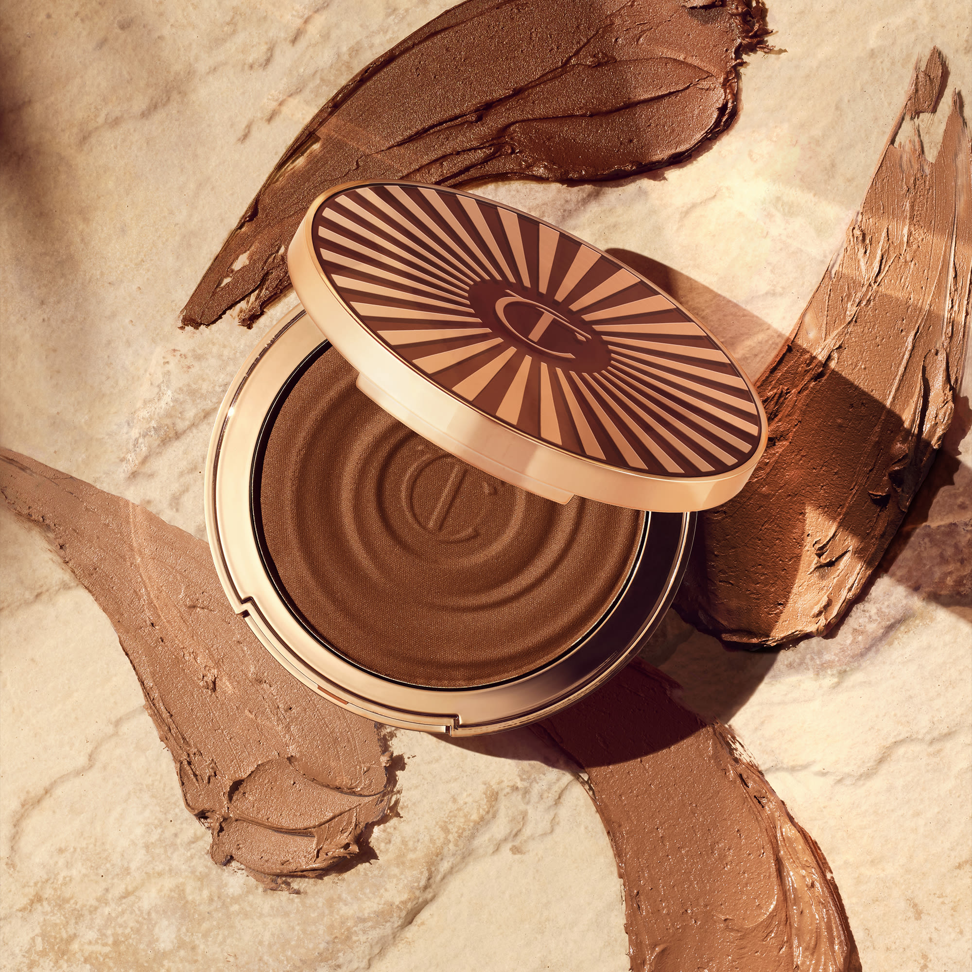 Charlotte's Beautiful Skin Sun-Kissed Glow Bronzer con 4 campioni di tonalità: chiara, media, abbronzata e intensa.