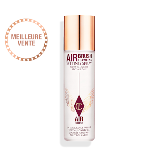 Airbrush Flawless Setting Spray sans son bouchon Une brume fixatrice ouverte dans un flacon transparent à côté de son bouchon doré.