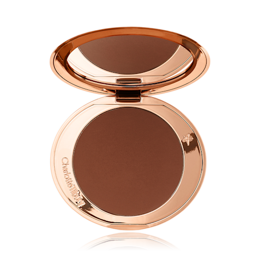 Airbrush Bronzer in Deep, geöffnet Ein Bronzer mit offenem, verspiegeltem Deckel in einem dunklen Braunton.