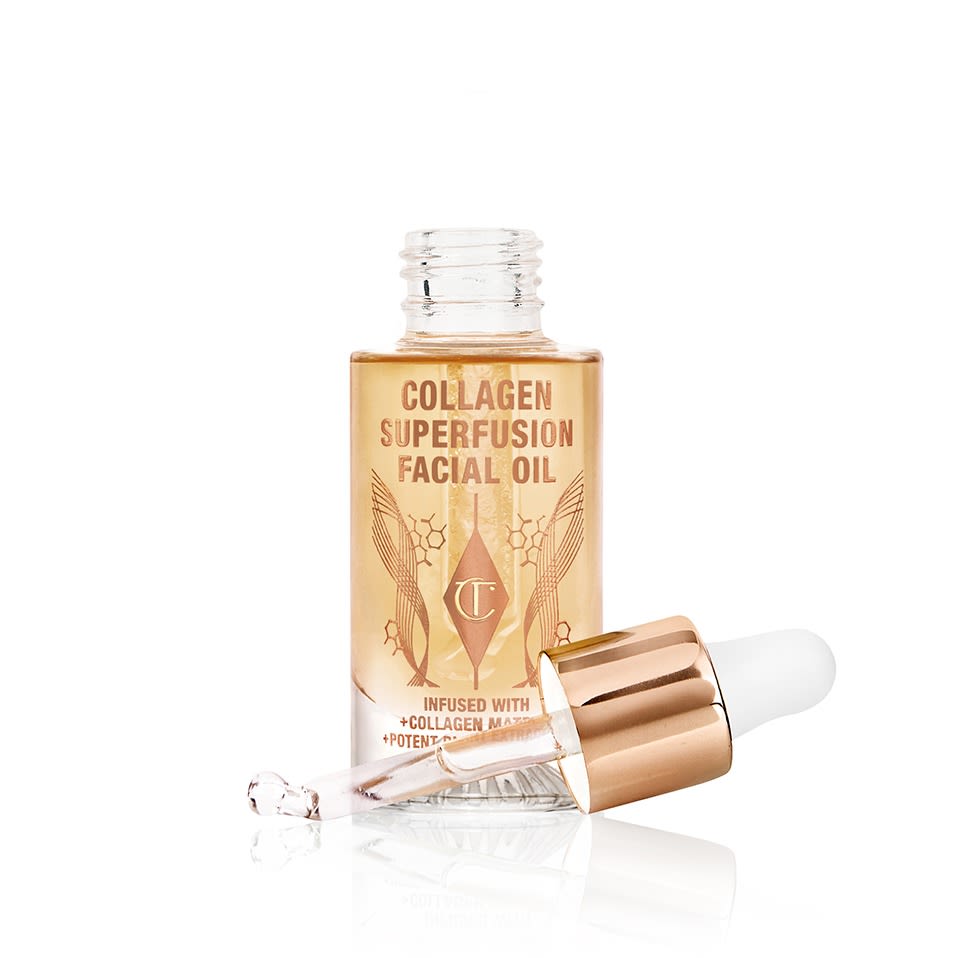 Immagine della confezione Collagen Superfusion Facial Oil per il blog Olio viso dal colore oro chiaro in un flacone di vetro aperto con tappo con contagocce di colore oro e bianco.