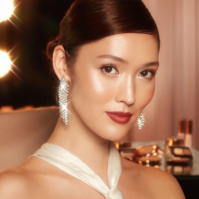 Hollywood Highlighter Virtual Consultation Banner with text that reads, 'Book a 1-2-1 virtual consultation with one of Charlotte's beauty experts to discover the beauty glow tricks of the stars! book now'