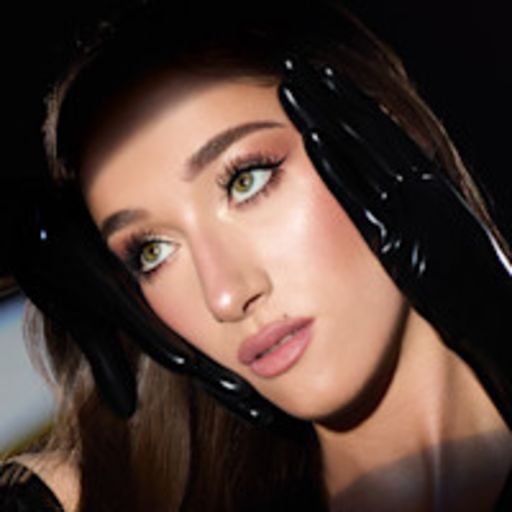 Bella Tilbury eyeshadow look Bella Tilbury wearing Super Nudes Easy Eye Palette