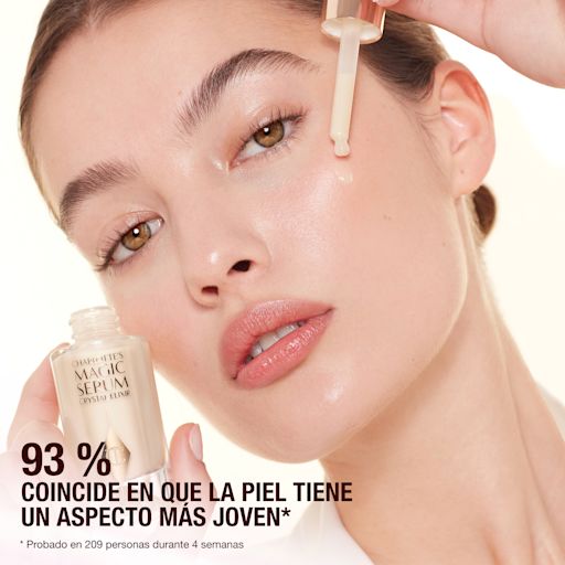 Modelo aplicándose el Charlotte's Magic Crystal Elixir Modelo aplicándose el Charlotte's Magic Crystal Elixir