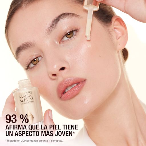 Modelo aplicando el sérum Charlotte's Magic Crystal Elixir Modelo aplicando el sérum Charlotte's Magic Crystal Elixir