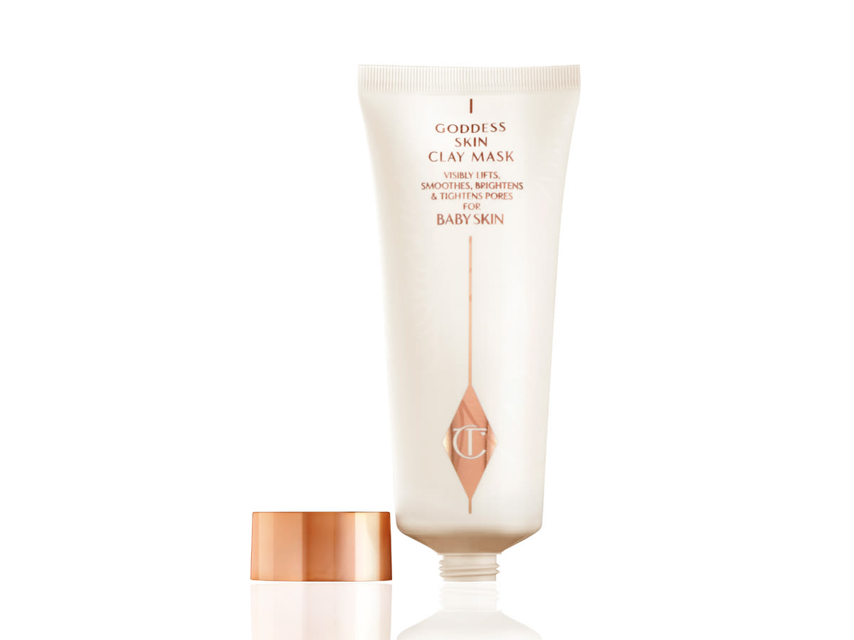 GODDESS SKIN CLAY MASK-75ML-LID OFF Kopie verkleinert 4x3 A clay mask in a shiny, ivory-coloured bottle with rose-gold coloured text on it and its rose-gold-coloured lid next to it.