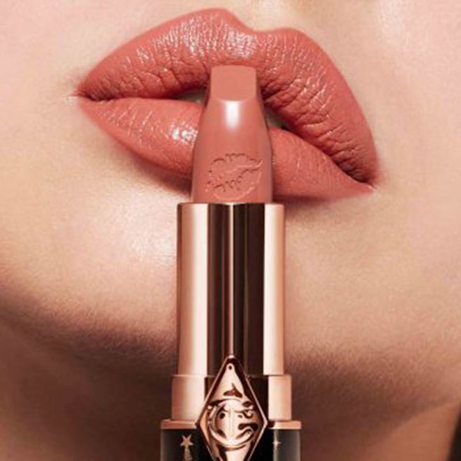 Hot Lips 2 JK Magic Lipstick Lèvres en gros plan Le modèle porte le rouge à lèvres Hot Lips 2 dans la nuance JK Magic, un rose nude qui convient aux peaux claires.