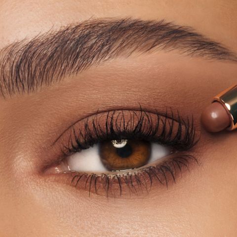 Look makeup per occhi marroni in primo piano con i migliori colori di ombretto per occhi marroni