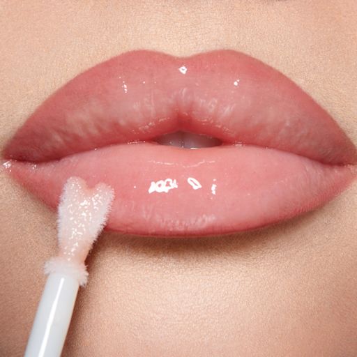 GLOSSY FRESH PINK LIP DUO CLOSE UP ON A FAIR MODEL