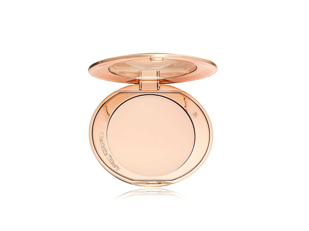 Airbrush Flawless Finish Powder open An open, mirrored-lid pressed powder compact for fair skin tones.