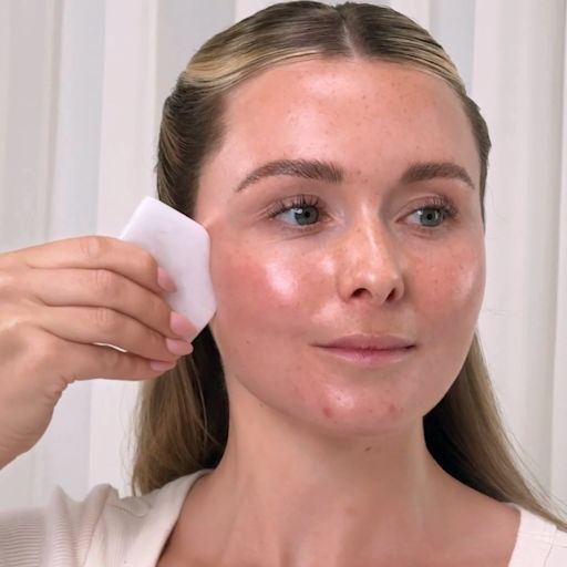 GUA SHA MODEL STILL GUA SHA MODEL STILL