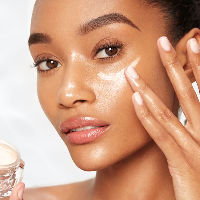 Scatto del modello Chey Magic Eye Rescue La modella Chey applica la crema per gli occhi Charlotte's Magic Eye Rescue per attenuare l'aspetto del contorno occhi.