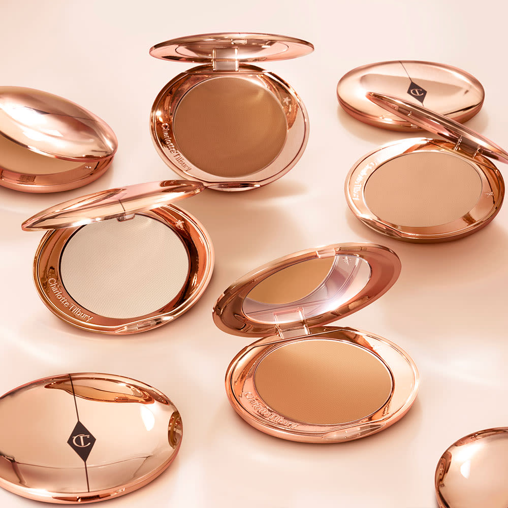 Airbrush Flawless Finish collection banner A collection of pressed powder compacts for light, medium-light, fair, and deep tones, in gold-coloured packaging with mirrored lids.