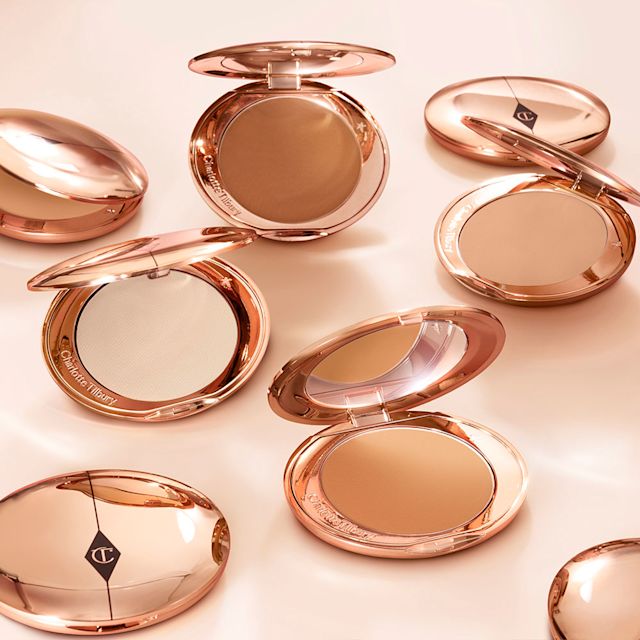 Airbrush Flawless Finish collection banner A collection of pressed powder compacts for light, medium-light, fair, and deep tones, in gold-coloured packaging with mirrored lids.