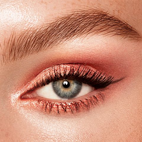 Model mit roségoldenem Lidschatten für den perfekten Partylook