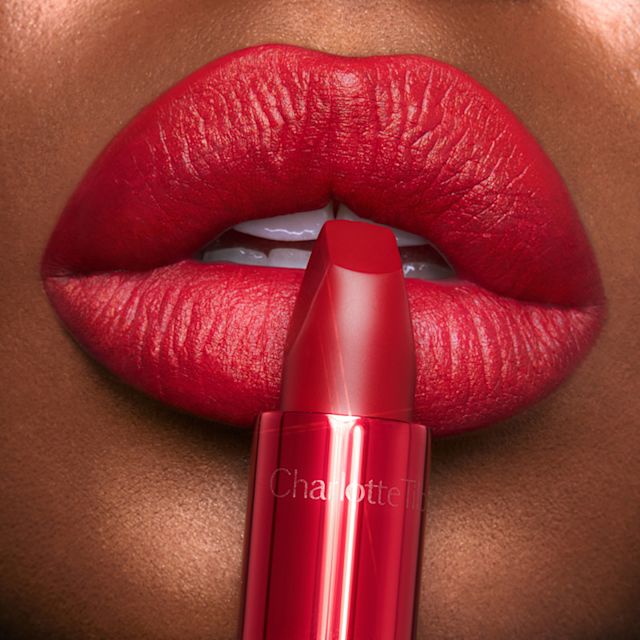 Hollywood Vixen bright red lipstick look Hollywood Vixen bright red lipstick look
