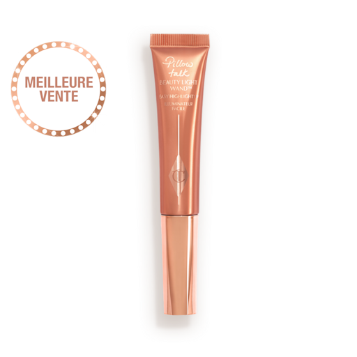Enlumineur Beauty Light Wand en Pillow Talk Medium Une baguette d'enlumineur, conditionnée dans un tube rose-pêche réfléchissant avec un bouchon rose-doré.