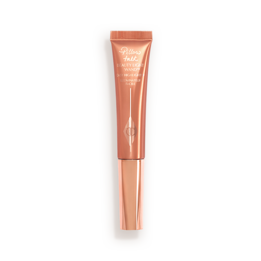 Beauty Light Wand Highlighter in Pillow Talk Medium Ein Highlighter-Stift in einer reflektierenden, pfirsichrosa Tube mit roségoldener Kappe.