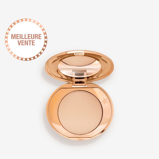 Mini Airbrush Flawless Finish en Medium (Médium) ouvert Un mini poudrier de poudre pressée teinte beige clair avec couvercle miroir ouvert.