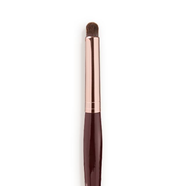 Eye Smudger Brush close-up Close-up of an eyeshadow smudging brush with soft bristles and a rose-gold and dark crimson handle.