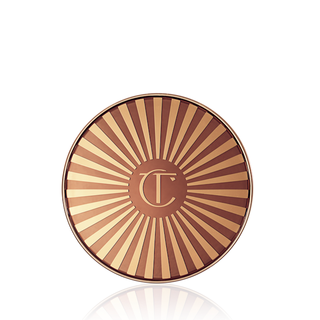 Beautiful Skin Sun-Kissed Glow Bronzer closed Closed bronzer compact with a golden and brown-coloured lid with the printed logo engraved in the middle.