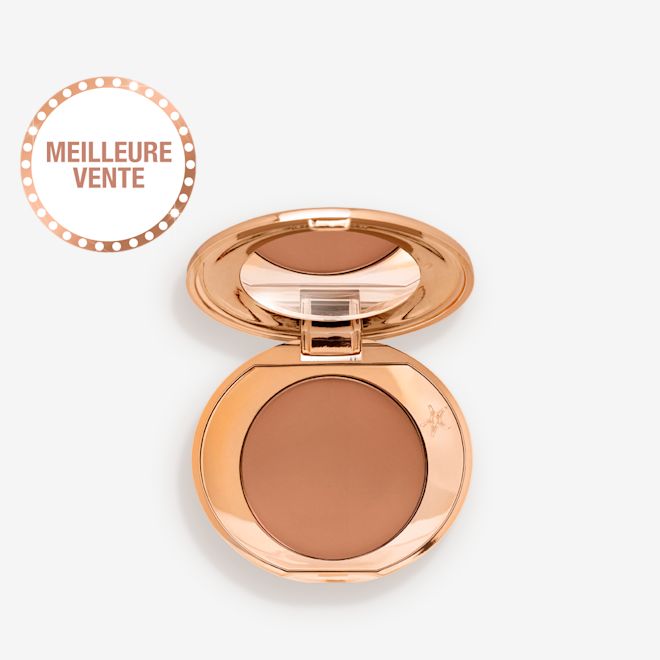 Mini Airbrush Flawless Finish en Deep (Foncé) ouvert Un mini poudrier de poudre pressée teinte marron moyen avec couvercle miroir ouvert, idéale pour les peaux foncées.