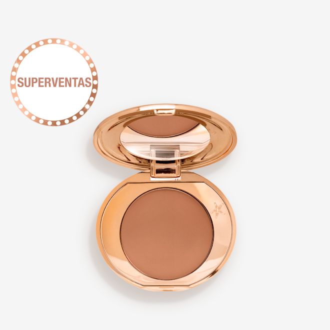 Mini Airbrush Flawless Finish en tono Deep (Oscuro), abierto Un polvo compacto en tono café medio en un estuche abierto con tapa de espejo en formato mini, ideal para tonos de piel oscuros.