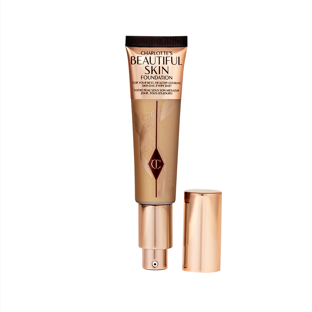 Beautiful Skin Foundation en 6N (Neutral/Neutre) ouvert Un fond de teint ouvert dans un emballage doré avec un distributeur à pompe et un flacon marron moyen pour montrer la teinte du fond de teint à l'intérieur.