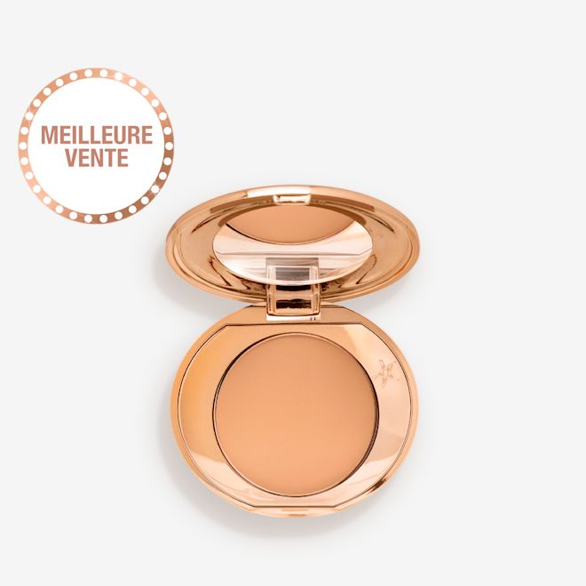 Mini Airbrush Flawless Finish en Tan (Hâlé) ouvert Un mini poudrier de poudre pressée teinte marron sable avec couvercle miroir ouvert.