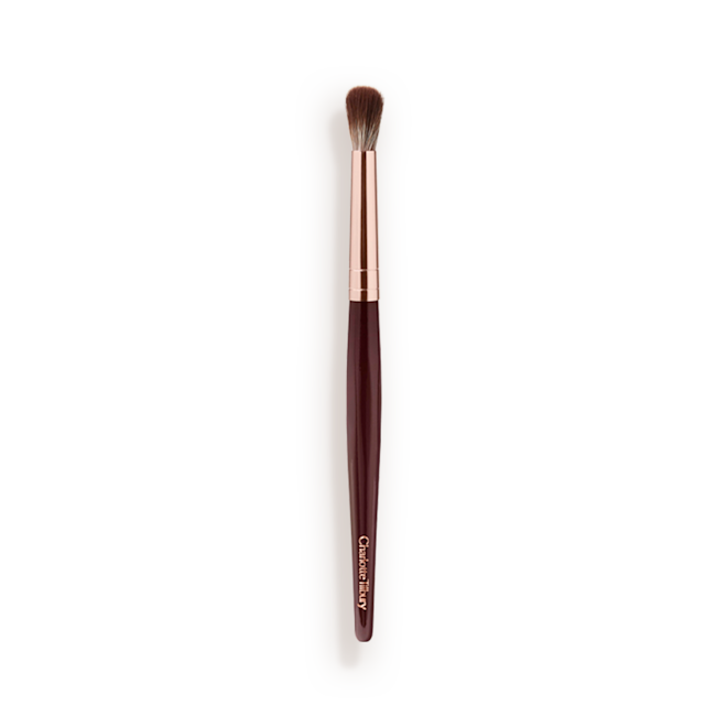Synthetic Eye Blender Brush An eyeshadow blending brush with a golden and dark crimson-coloured handle.